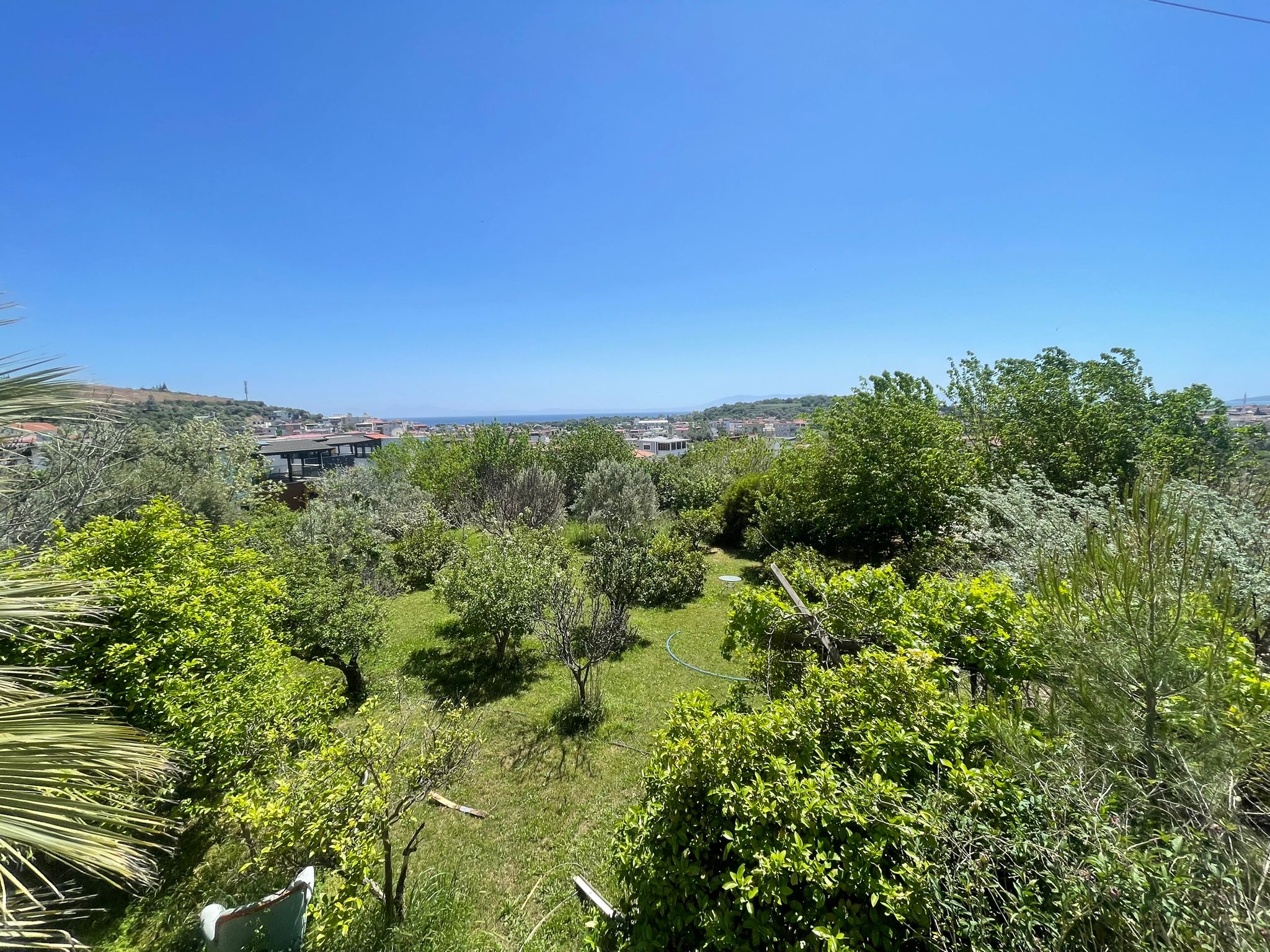 Bahçeden şehir ve deniz manzarası