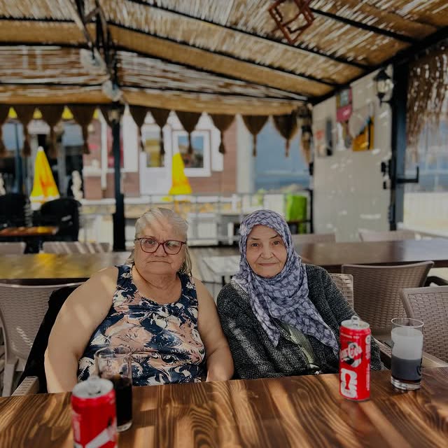 Deniz kenarında keyifli sohbet